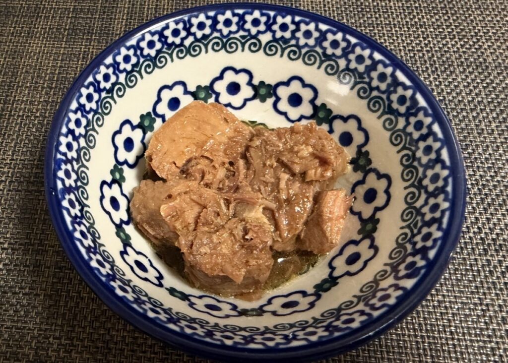 ゆうちょ銀行の株主優待で届いた築地魚河岸「希缶（まれかん）」シリーズの
まぐろ頭肉スモーク風味オリーブ油を器に盛り付けた写真。
大きめのまぐろの身がオリーブオイルに艶やかに輝き、
燻製の香りと旨みが伝わる贅沢な一皿。