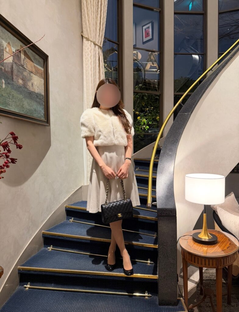 リストランテASOの店内にある階段で撮影した、ブログ運営者COCOの写真。リニューアル後も残されたクラシックな階段と、落ち着いた雰囲気の店内が伝わる一枚。※顔はぼかしを入れて掲載しています。