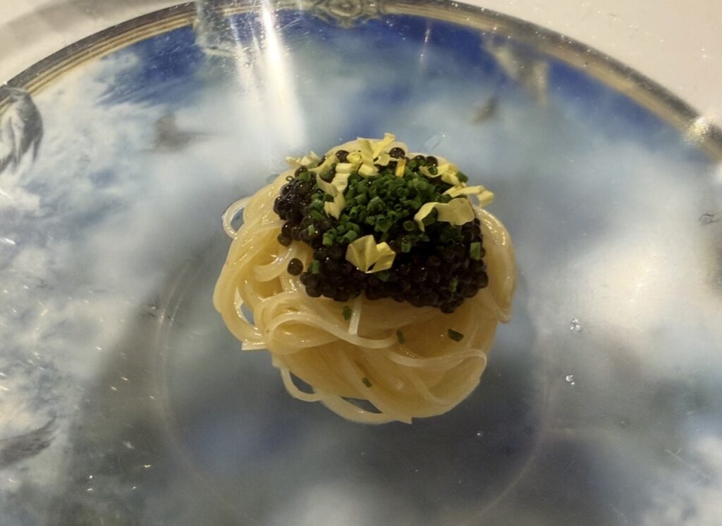 リストランテASOのクリスマスディナーで提供された前菜、キャビアの冷製カペリーニ。ガラスの器に美しく盛り付けられた、キャビアたっぷりのひと皿。
