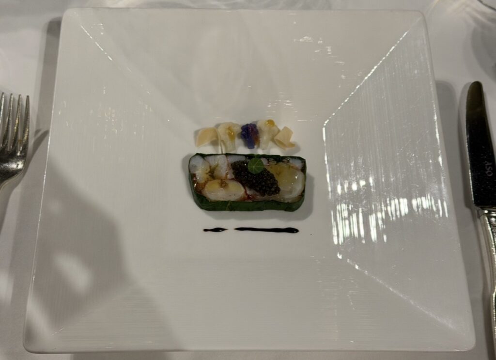 クリスマス限定コースで提供された、オマール海老のテリーヌとキャビア。白いプレートに美しく盛り付けられた、華やかな前菜の一皿。
