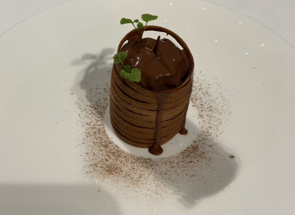 カカオのサクサク・シガロにキャラメルムースと洋梨を合わせ、カンポットペッパーをアクセントにしたコースデザート