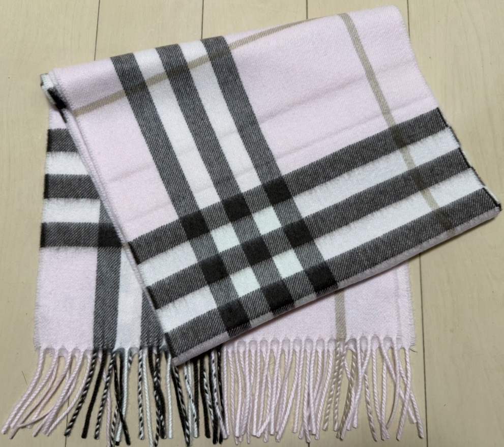 バーバリーのチェック カシミアスカーフ（ボウピンク）の実物写真。やさしいピンク色に定番のチェック柄が映える、フリンジ付きのマフラー。