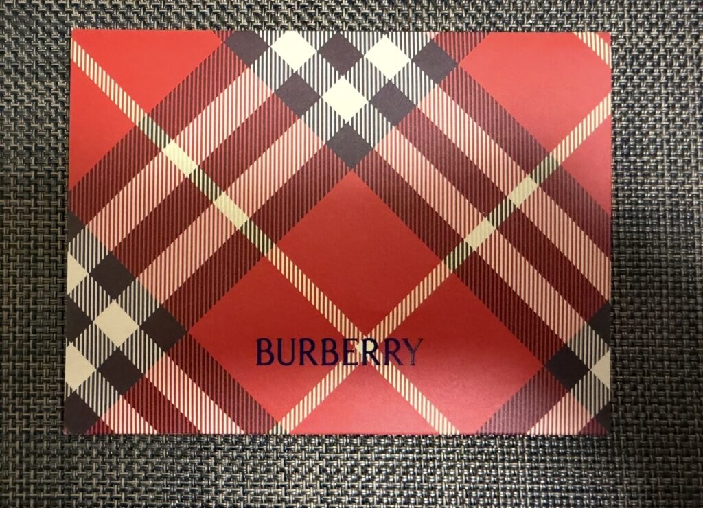 バーバリーの赤いチェック柄デザインの限定封筒。領収書を入れてくれた特別仕様の封筒で、ブランドロゴ「BURBERRY」が中央に入っている。