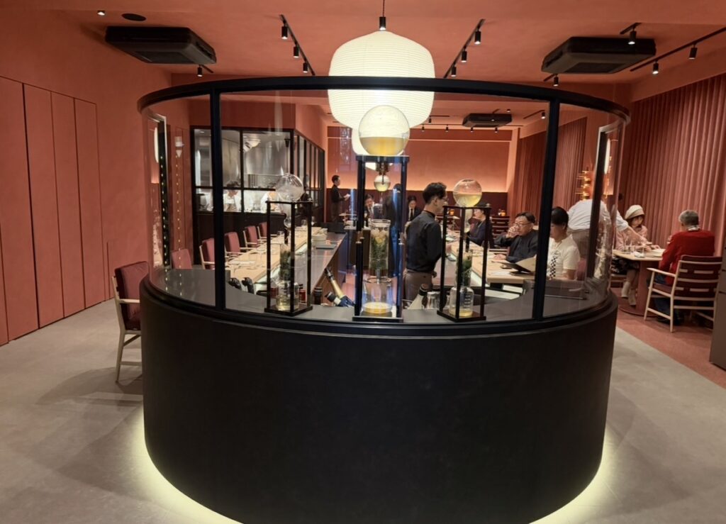 ひらまつ新店舗「HRMT STAGE」の店内中央に設置されたウォータードリッパー。オープンキッチンのカウンター内で、料理に使う出汁を抽出している様子。