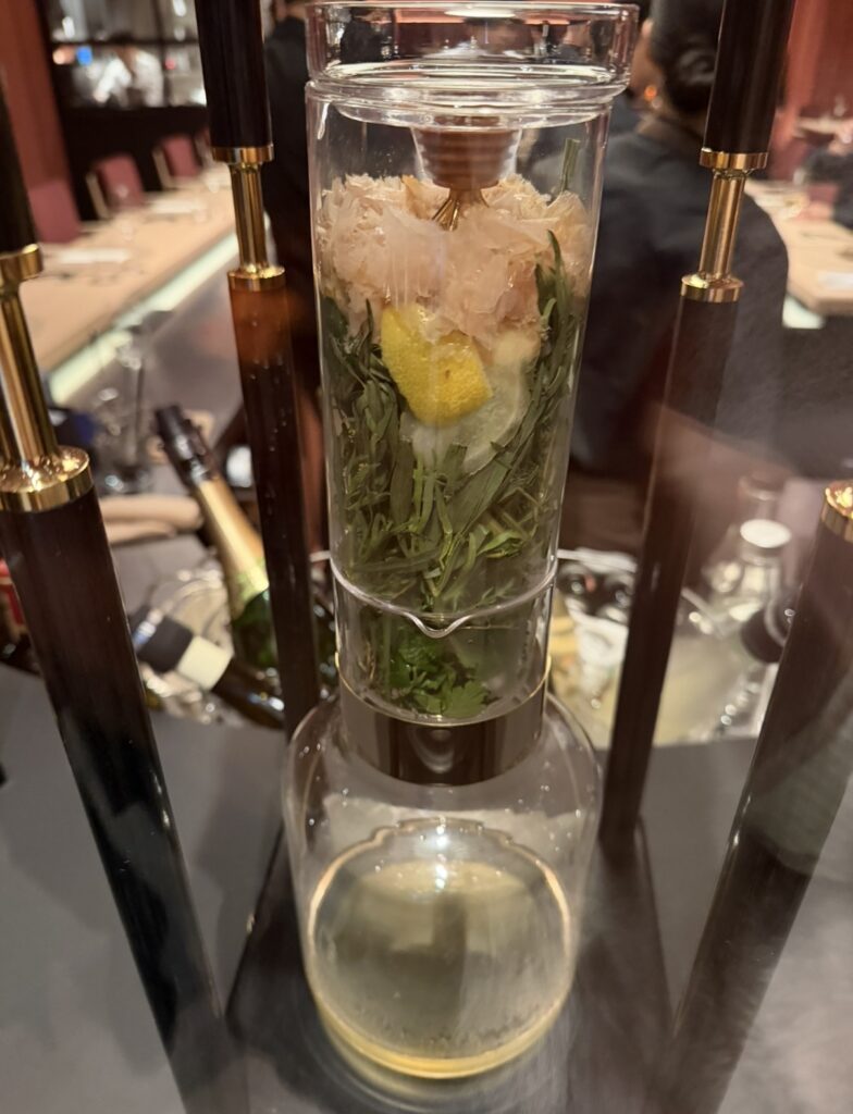 ひらまつ新店舗「HRMT STAGE」で出汁づくりに使用されている素材のクローズアップ。ウォータードリッパーで抽出される出汁の材料が並ぶ様子。