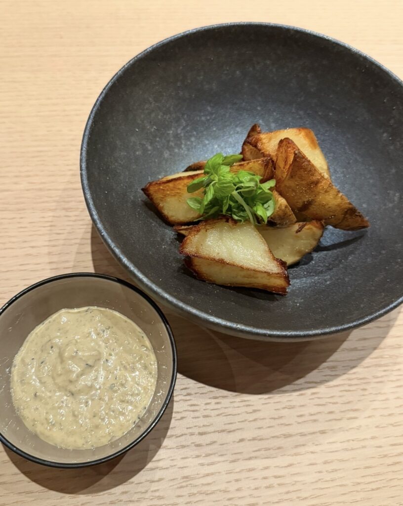 ひらまつ新店舗「HRMT STAGE」でアラカルトとして注文した自家製フライドポテト 味噌タップナード。カリッと揚げたポテトに味噌ベースのディップソースを添えた一皿。