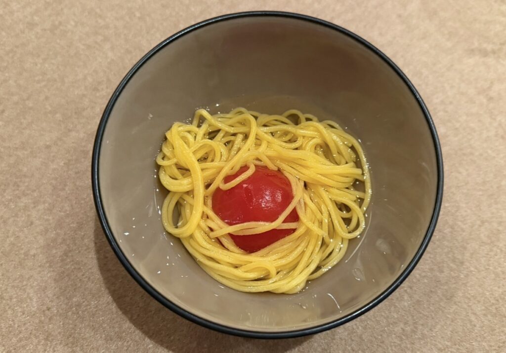 ひらまつ新店舗「HRMT STAGE」のコース料理で提供された「トマト オリエンタル出汁 タヤリン」。細麺のタヤリンにトマトをのせた締めのパスタ。