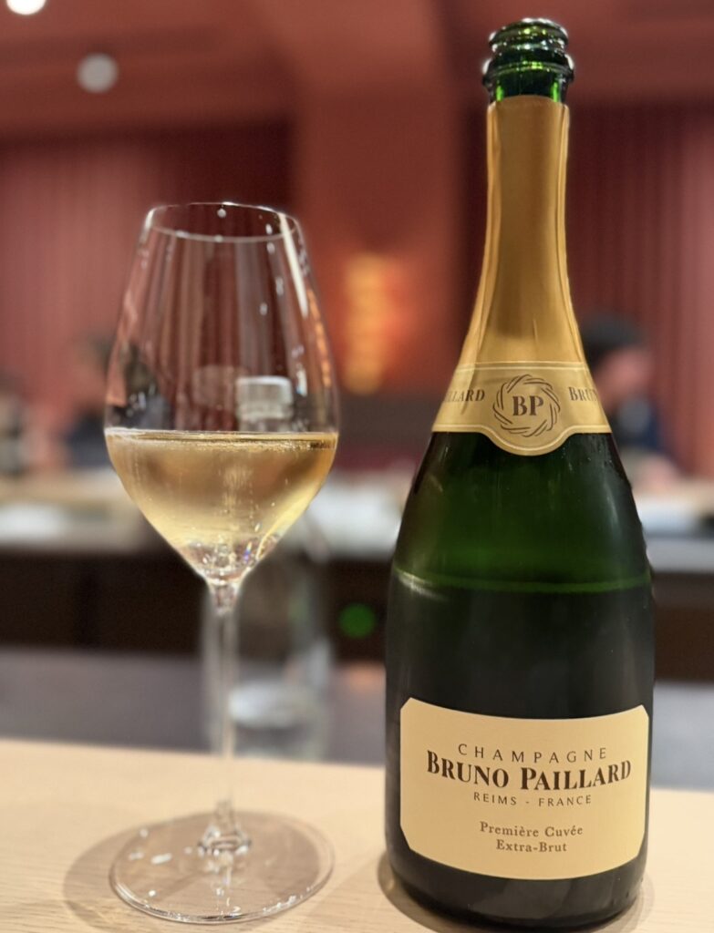 ひらまつ新店舗「HRMT STAGE」で提供されたシャンパーニュ「ブルーノ・パイヤール」。グラスに注がれたシャンパンとボトルの写真。デザートにも合うおすすめワイン。
