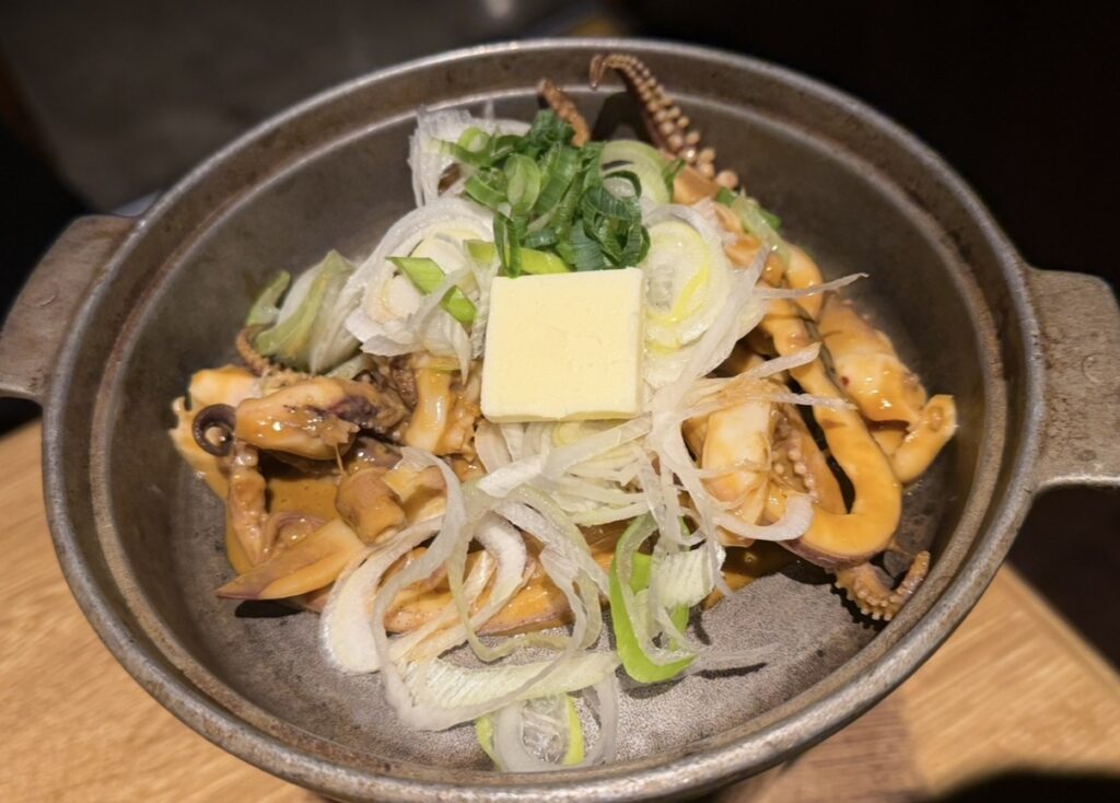 北の味紀行と地酒 北海道で注文した北海道産いかゴロ陶板焼き。いかといかゴロをバターと一緒に陶板で焼いた季節限定メニュー