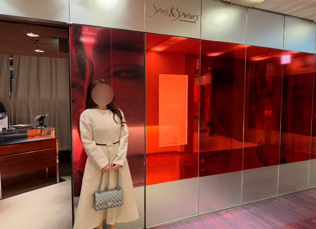 東京・丸の内のフレンチレストラン「サンス・エ・サヴール」入口前で撮影したブログ運営者COCOの写真(※顔はぼかしを入れて掲載しています)