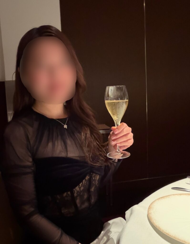 サンス・エ・サヴールのディナーでシャンパンを楽しむブログ運営者COCO|ワインペアリングの1杯目(※顔はぼかしを入れて掲載しています)