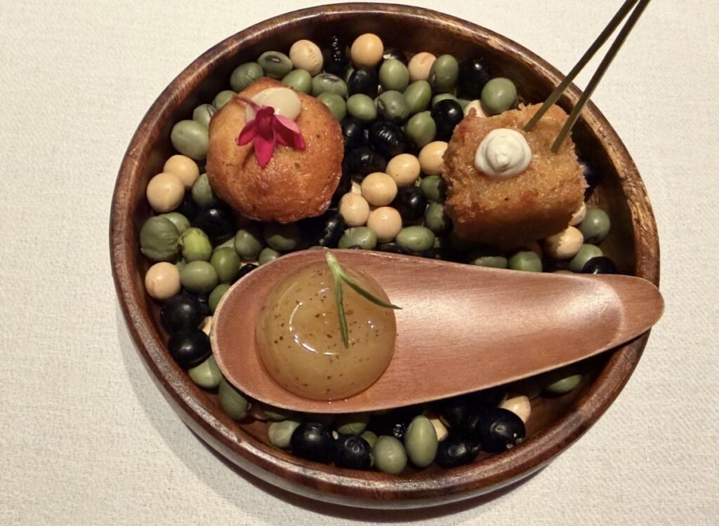 サンス・エ・サヴールのカナッペ
器の中には豆が敷き詰められ、その上に小さな一口サイズのカナッペが並び、まるで宝石のような華やかな盛り付け