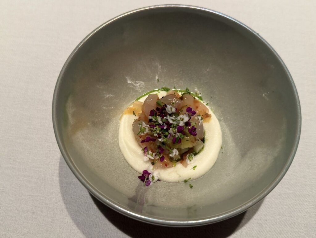 塩麹でアセゾネした甘エビと根セロリとエルダーフラワーのムース|サンス・エ・サヴールのディナーコース
