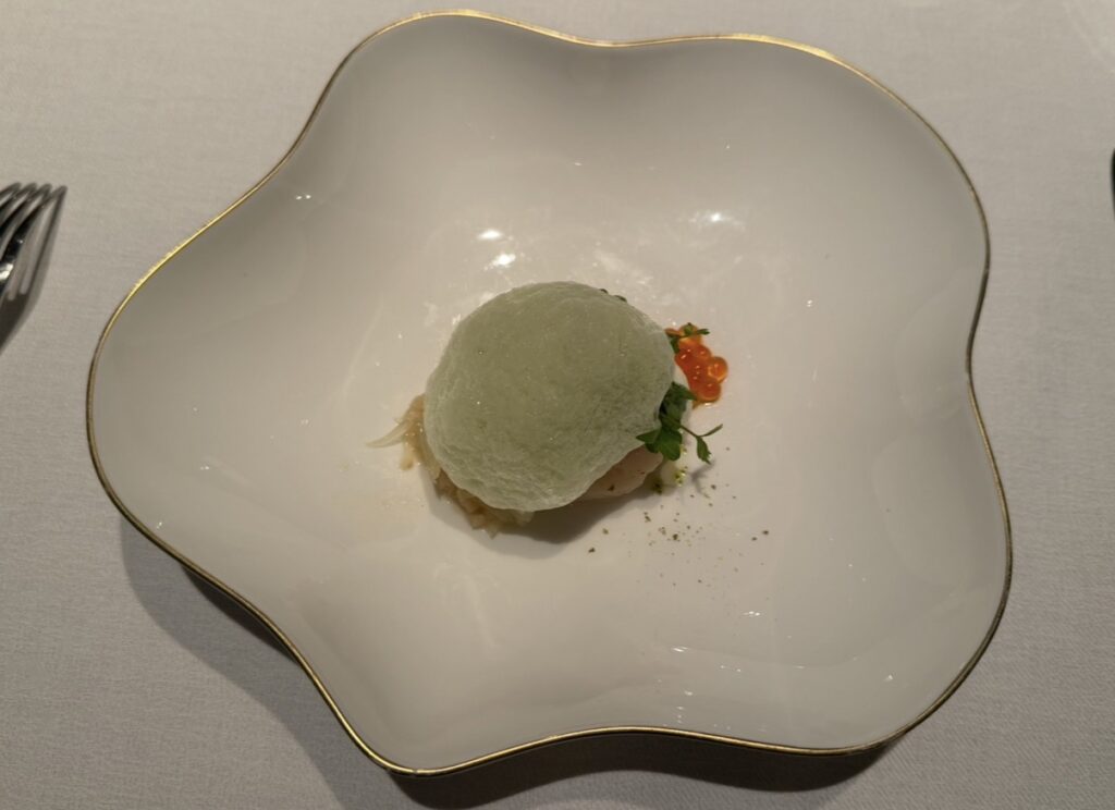ホタテとイクラとインカのめざめのサラダ|ソースバリグールとレフォールクリーム|サンス・エ・サヴールのディナーコース