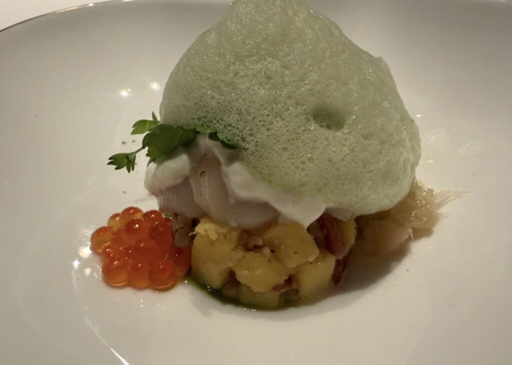 ホタテとイクラとインカのめざめのサラダのアップの写真。