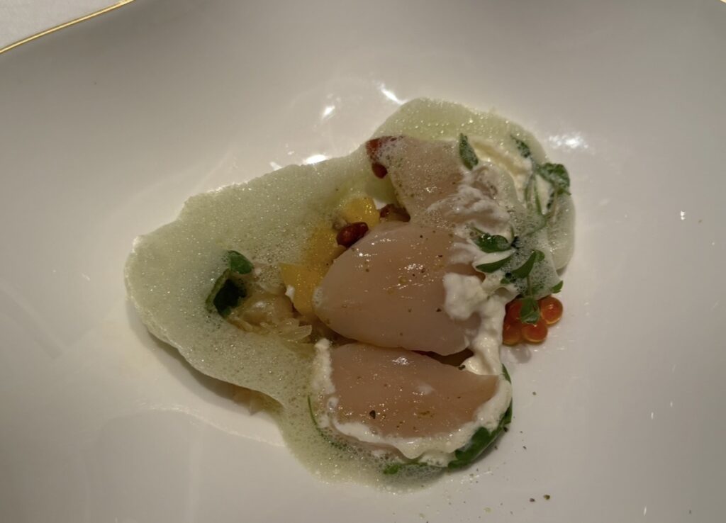 ホタテとイクラとインカのめざめのサラダ|ソースバリグールとレフォールクリーム|サンス・エ・サヴールのディナーコースの肉厚のホタテのアップの写真