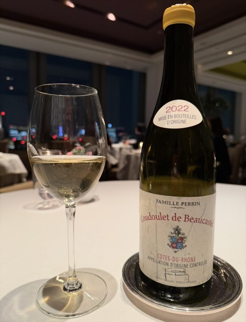 白糠町の食材を使ったディナーコースで提供されたペアリング3杯目の白ワイン「Coudoulet de Beaucastel(コート・デュ・ローヌ)」とワイングラス