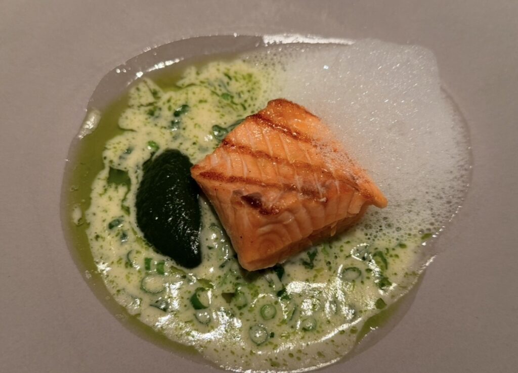 エンペラーサーモンのグリエ|ちぢみほうれん草のピュレとパースニップとフヌイユのヴルーテ|サンス・エ・サヴールのディナーコース