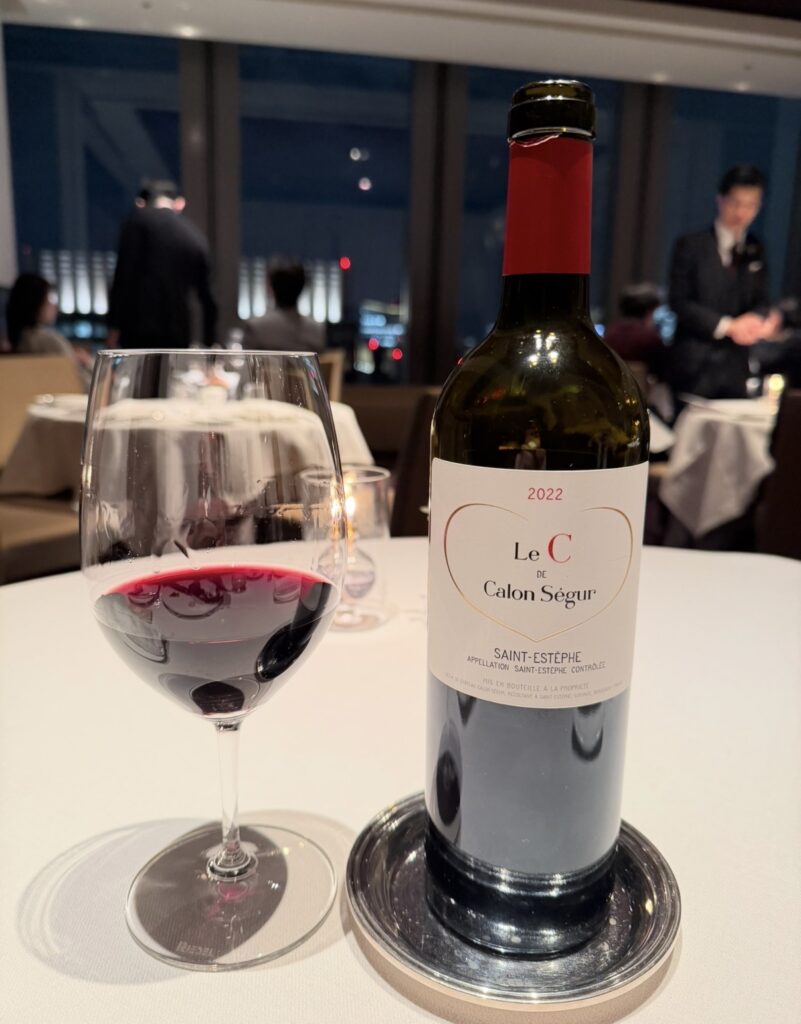 メインの牛サーロインに合わせて提供された赤ワイン「Le C de Calon Ségur 2022」とワイングラス