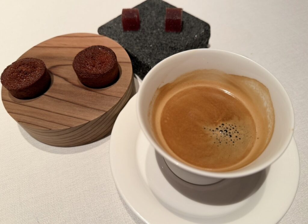 食後のやすらぎとして提供された焼き菓子とホットコーヒー