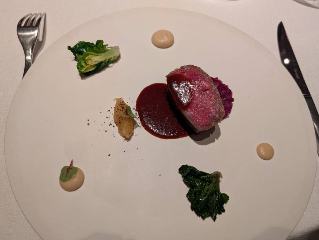 白糠町食材ディナーのメイン料理・牛サーロインのローストと季節野菜