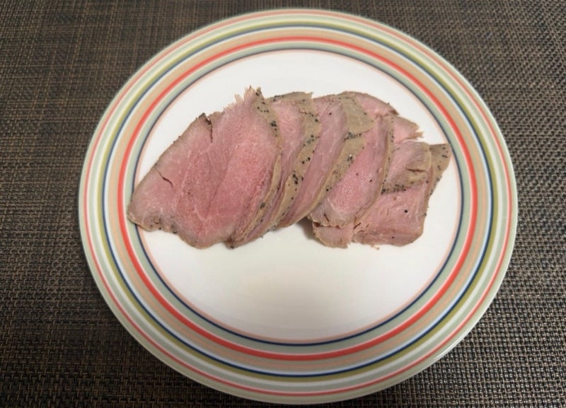 スライスした豚ひれ肉のやわらかローストポークが皿に盛り付けられている様子
