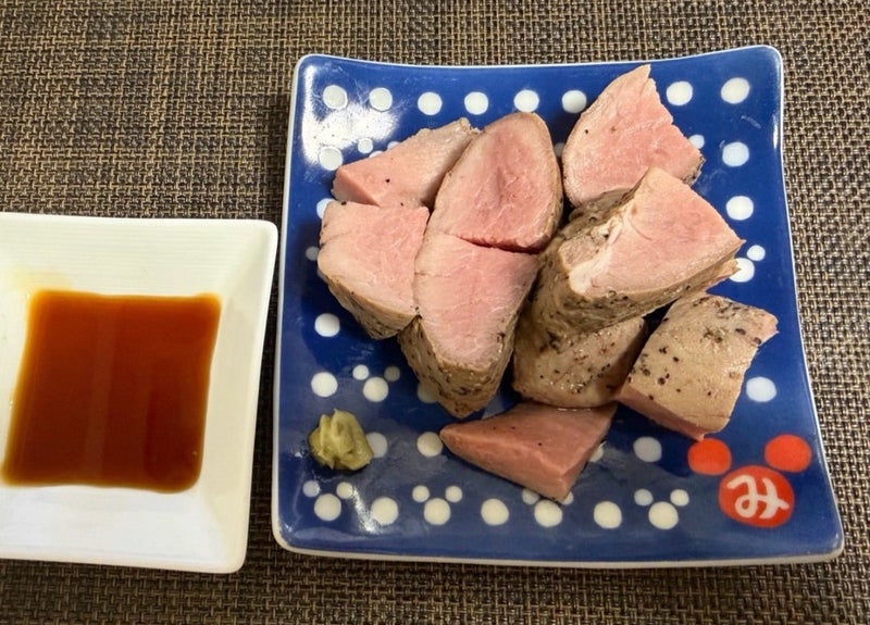 カットした豚ひれ肉のローストポークをわさびと醤油で食べるアレンジ例