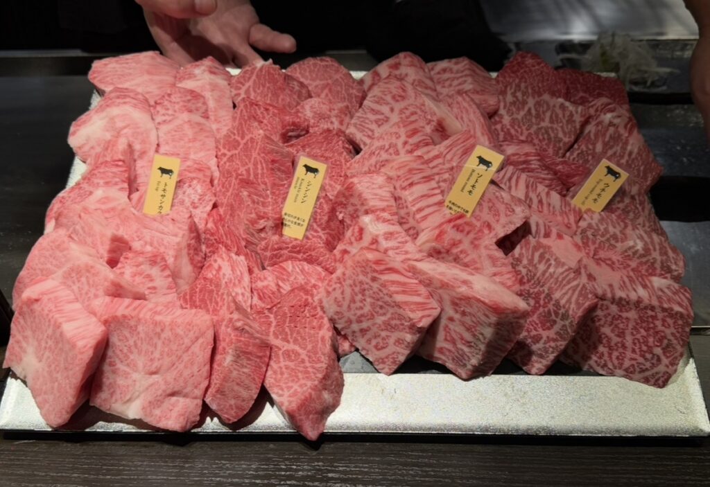 銀座のステーキ銀座本店で提供される本日のA5黒毛和牛の各部位が並べられた様子。霜降りの美しい肉が複数種類用意されており、食べ放題で楽しめる内容となっている