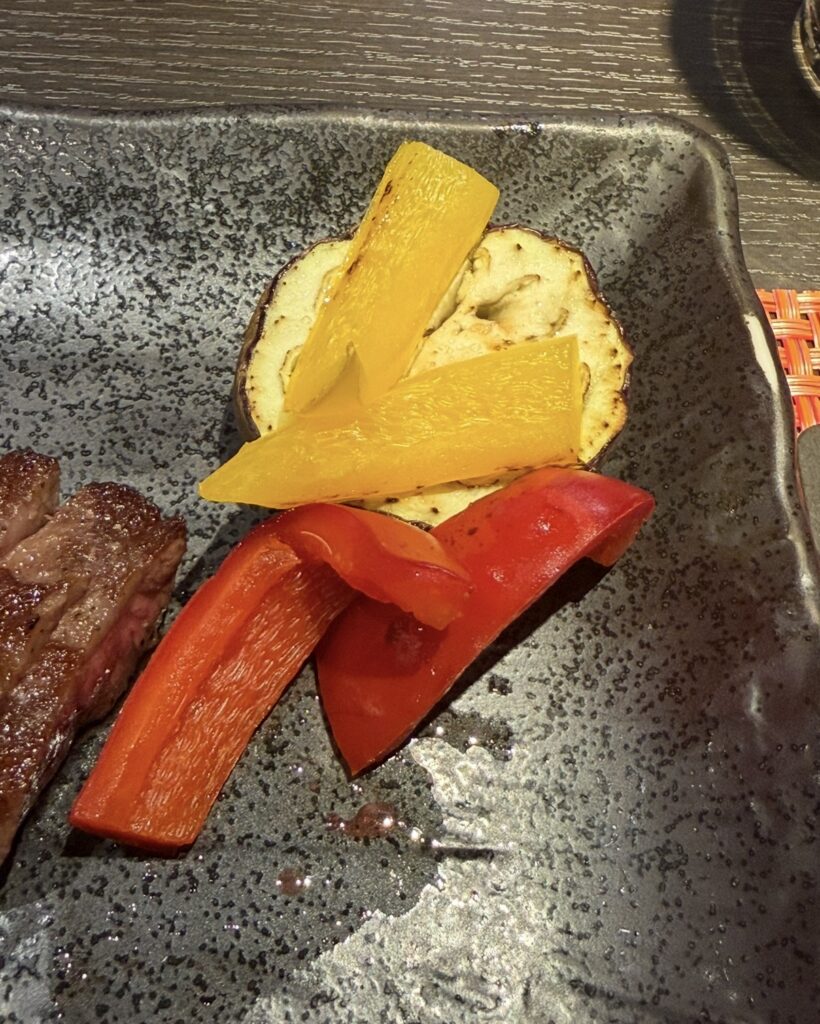 銀座のステーキ銀座本店で提供された季節の焼き野菜。ナスやパプリカなどが香ばしく焼かれ、ステーキと一緒に楽しめる一皿
