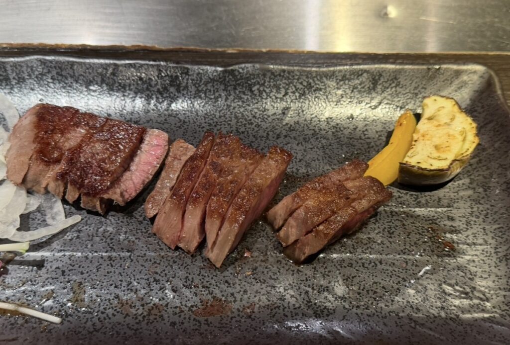 銀座のステーキ銀座本店で提供されたA5黒毛和牛ステーキの食べ放題のステーキの写真