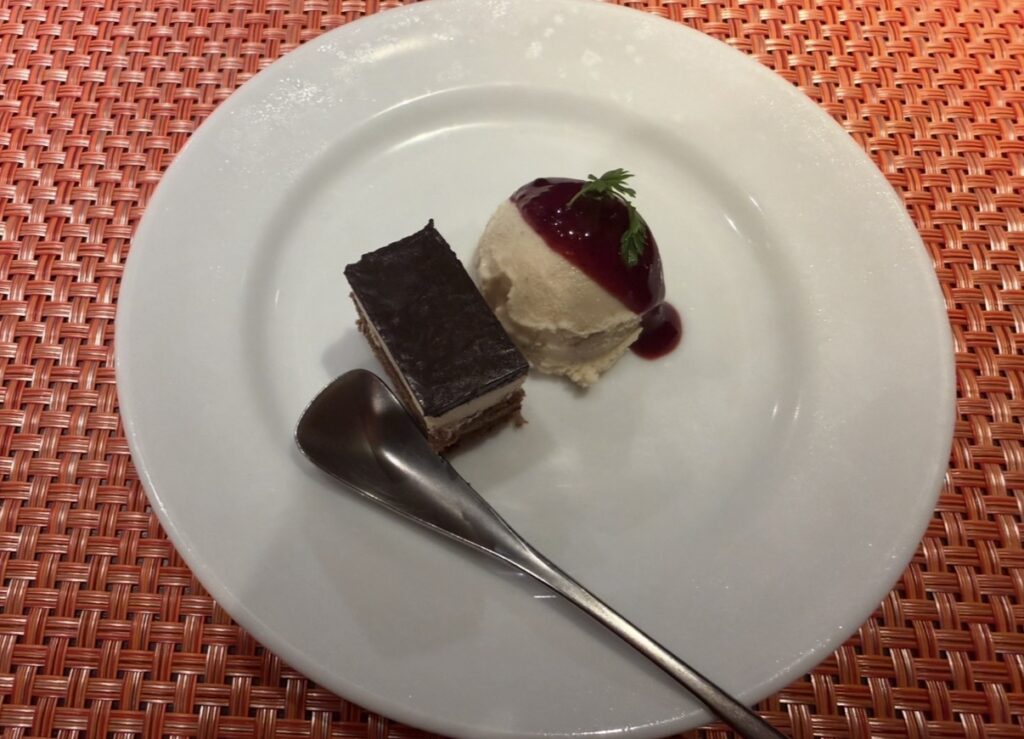 銀座のステーキ銀座本店で提供された本日のシェフデザート（アイスとチョコレートケーキ）
