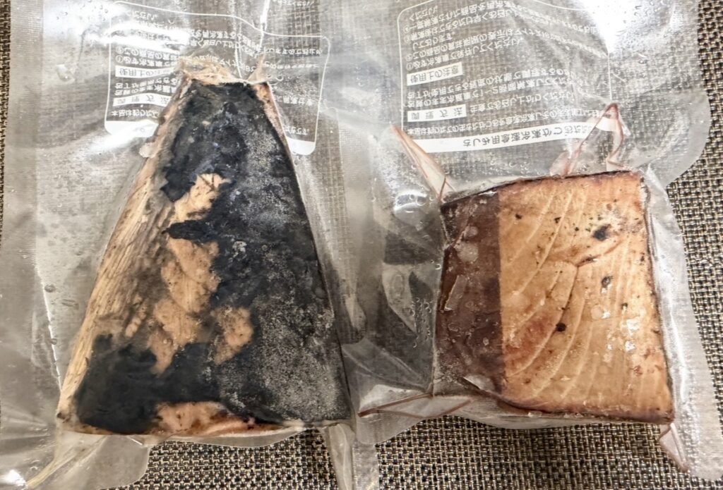 日本管財HDの株主優待で届いた一本釣り鰹炭火焼たたき2本のアップ写真。