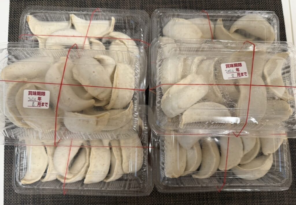 肉汁餃子のダンダダンで株主優待を利用して購入した冷凍生餃子60個。大量の餃子パックがテーブルに並べられている。