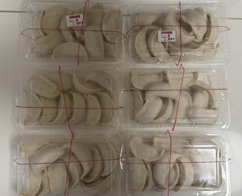 肉汁餃子のダンダダンで購入した冷凍生餃子60個を、小分けパックにして並べた様子。賞味期限シール付きで冷凍保存用に整理されている。