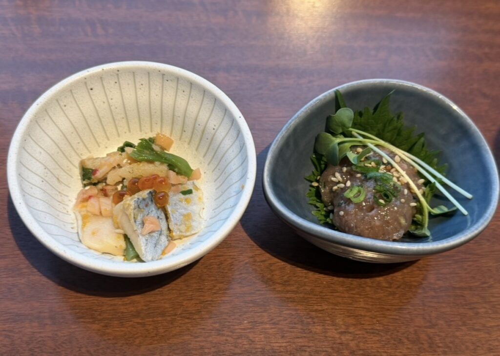 北の味紀行と地酒 北海道で選んだお通しの「尾付き甘海老の塩麹漬け」と「かつおのなめろう」。友達とシェアしながら楽しんだ小鉢料理。