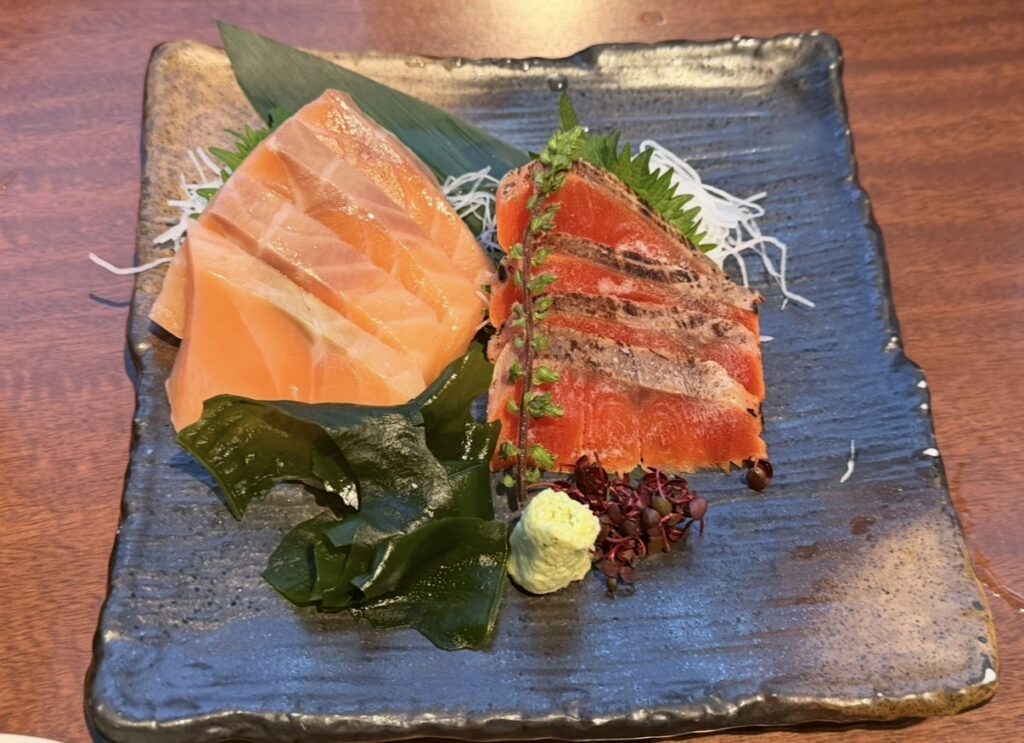 北の味紀行と地酒 北海道で注文した「サーモンと紅鮭ルイベ味比べ」。脂の乗ったサーモンと炙り香る紅鮭ルイベを食べ比べできる海鮮メニュー。