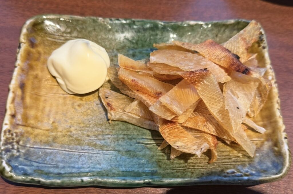 北の味紀行と地酒 北海道で注文したエイヒレの炙り焼き。香ばしく炙られたエイヒレにマヨネーズが添えられている人気おつまみ。