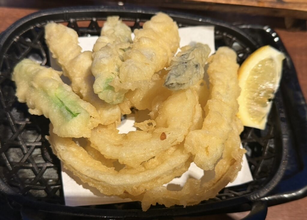 北の味紀行と地酒 北海道で注文したアスパラ天ぷら。緑アスパラとホワイトアスパラを食べ比べできる季節限定メニュー。
