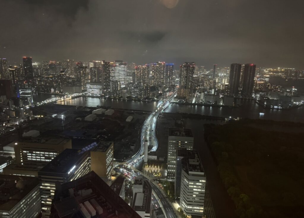 北の味紀行と地酒 北海道 カレッタ汐留店の46階から見た東京の夜景。高層ビルや橋、道路のライトが輝く美しい景色。