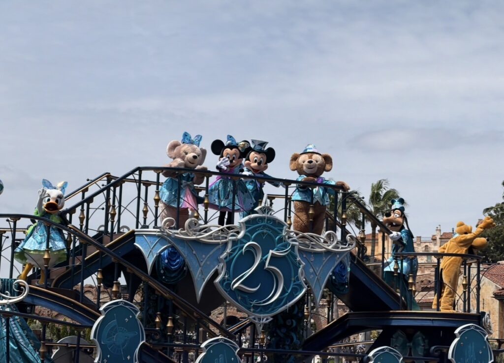 東京ディズニーシー25周年のスペシャルショー「スパークリング・ジュビリー・セレブレーション」の様子。25周年のロゴを囲み、ミッキーやミニー、ダッフィーたちがメディテレーニアンハーバーでゲストに手を振っている場面。