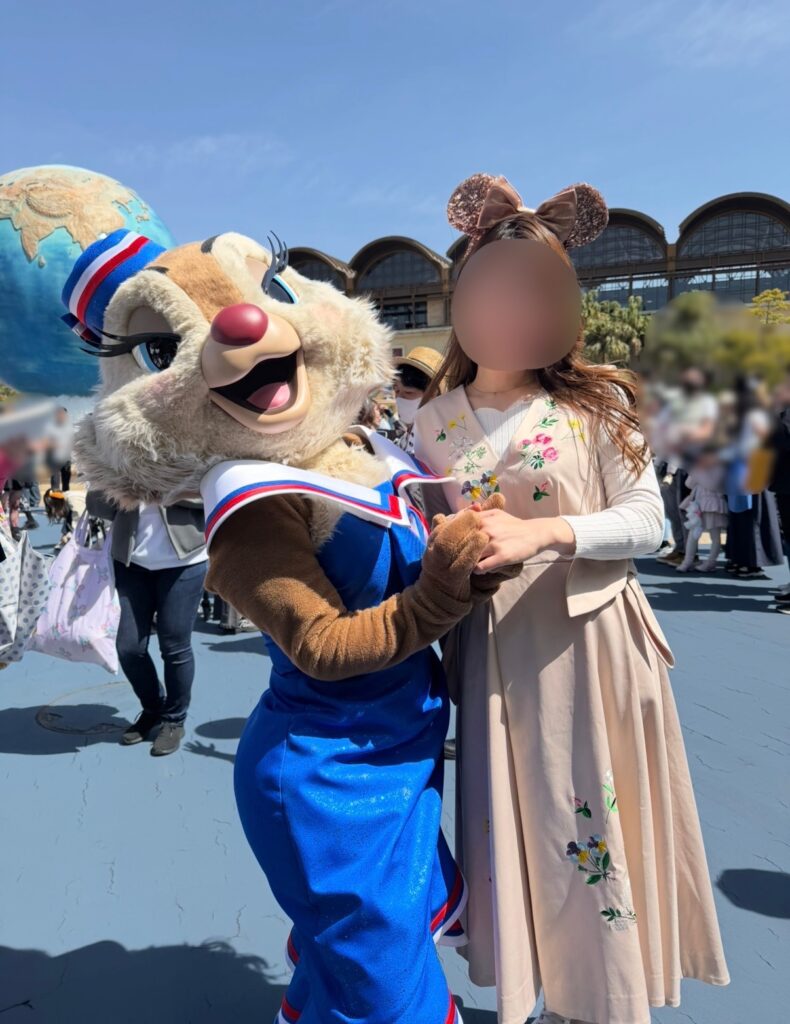 東京ディズニーシーでブログ運営者COCOがクラリスとキャラクターグリーティングを楽しんでいる様子。