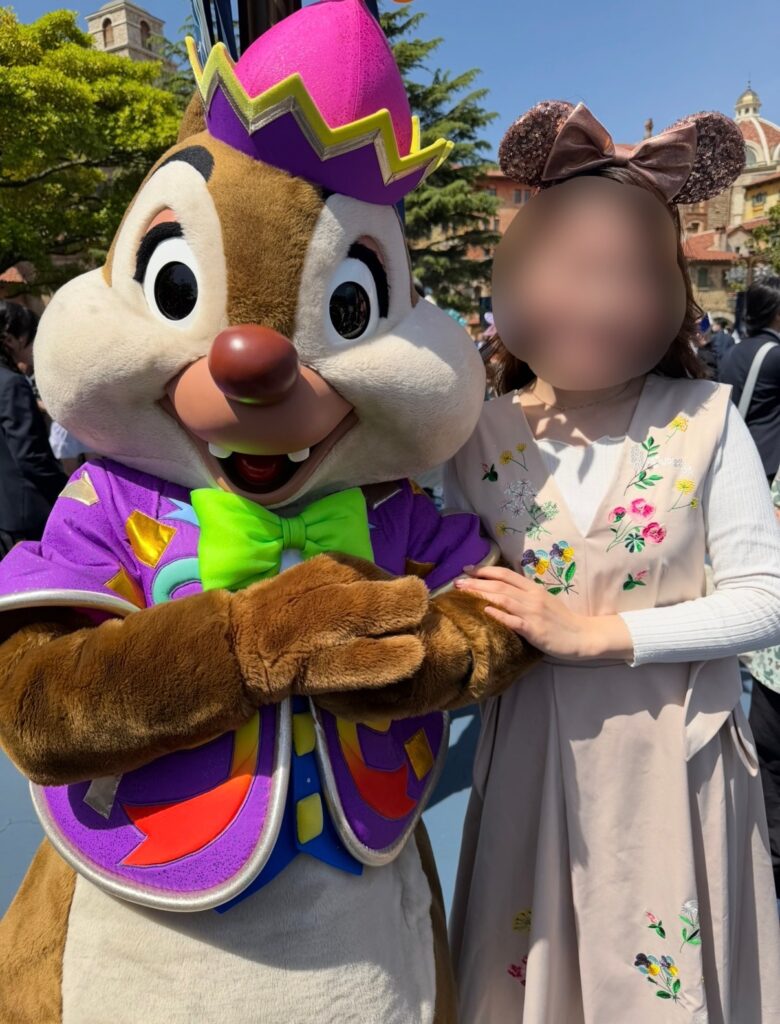 東京ディズニーシーのエントランスで、華やかな衣装を着たデールとキャラクターグリーティングを楽しんでいる様子。ブログ運営者COCOがデールとキャラクターグリーティングを楽しんでいる様子。