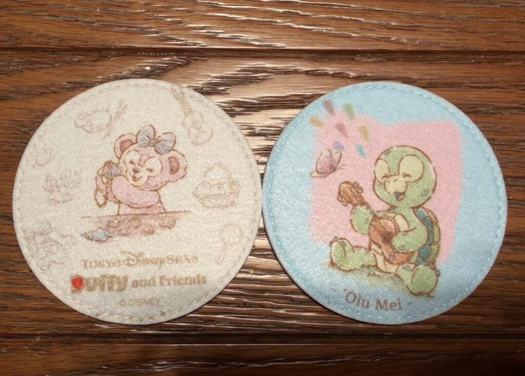 東京ディズニーシー「ダッフィー&フレンズのワンダフル・フレンドシップ」のスーベニアコースター。シェリーメイとオル・メルのデザインが出た様子。