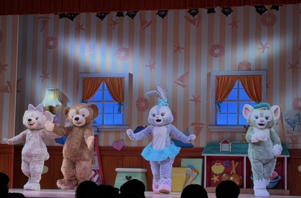 東京ディズニーシー「ダッフィー&フレンズのワンダフル・フレンドシップ」のショーの様子。ステージ上でシェリーメイ、ダッフィー、ステラ・ルー、ジェラトーニが並んでダンスを披露しているシーン。