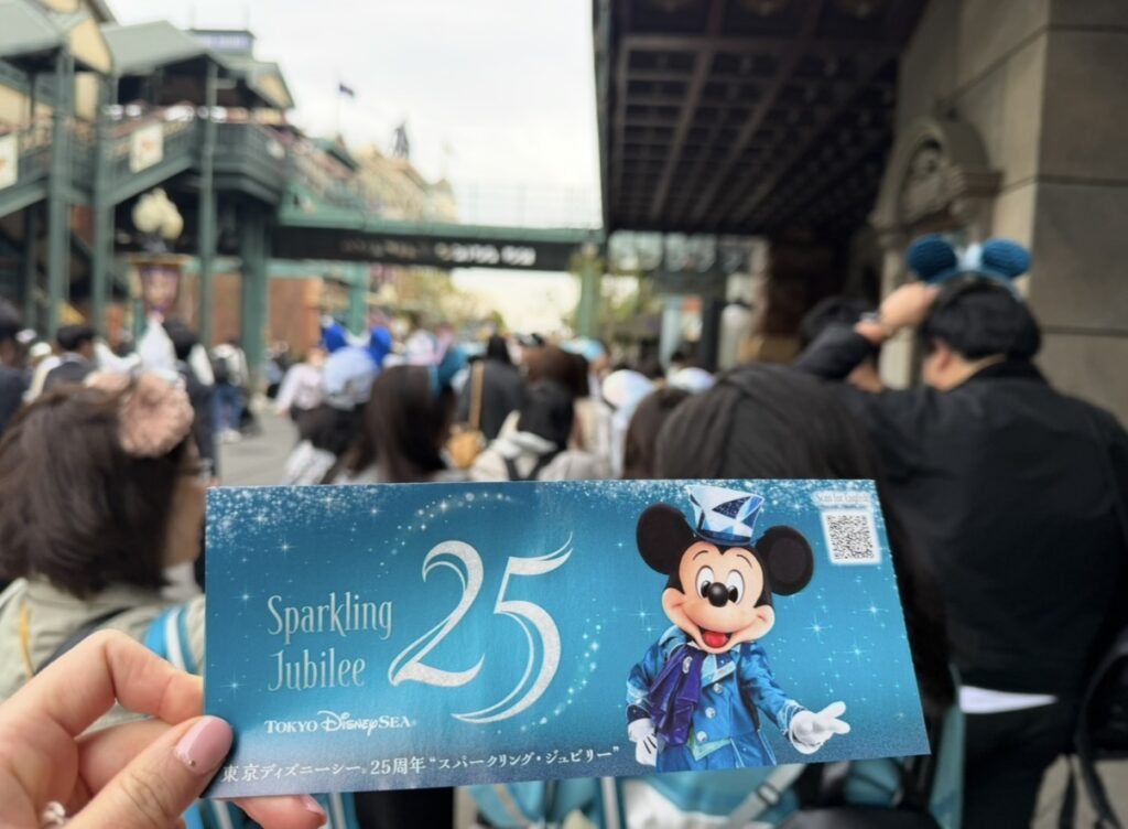 東京ディズニーシー25周年「スパークリング・ジュビリー」のリーフレット。アメリカンウォーターフロントでジュビリーシールと一緒に配布されており、懐かしい紙のリーフレットに心が温かくなった思い出の一枚。