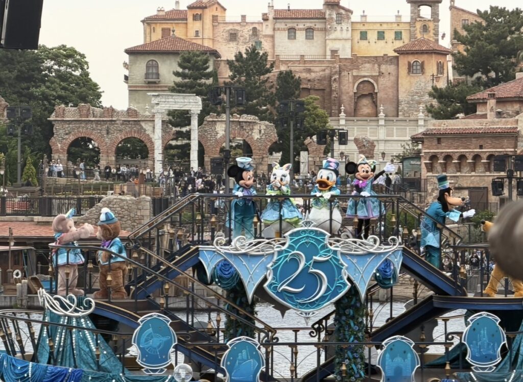 東京ディズニーシー25周年のハーバーショー「スパークリング・ジュビリー」をリドアイルから鑑賞した様子。25周年のコスチュームを身にまとったミッキーやミニーたちが登場する華やかなショーの一場面。