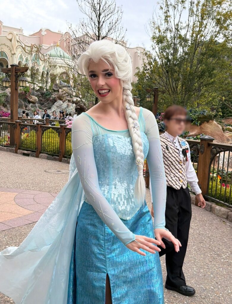 東京ディズニーシーのファンタジースプリングスで出会った『アナと雪の女王』のエルサ。人気のグリーティングで一緒に写真は撮れなかったものの、優雅な姿を間近で見ることができた思い出の一枚。
