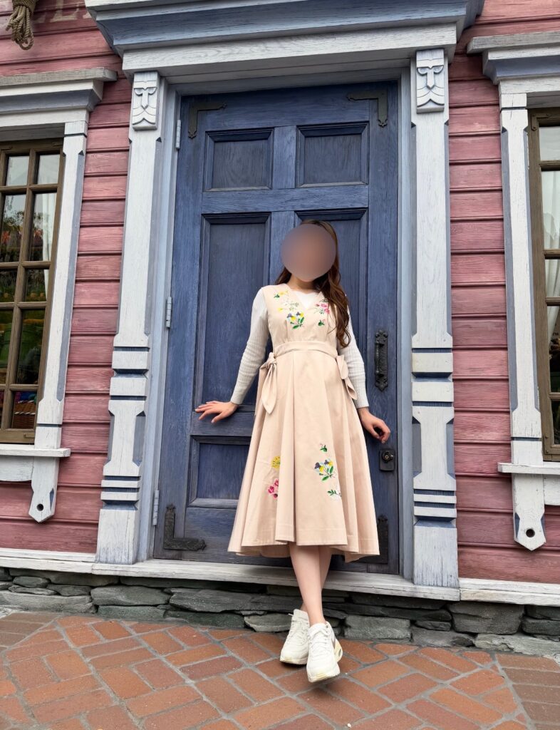 東京ディズニーシーのファンタジースプリングスエリアにある可愛らしい建物の前で撮影した記念写真。映画の世界のようなフォトスポットで、株主優待で訪れたディズニーシーの思い出を残した一枚。
