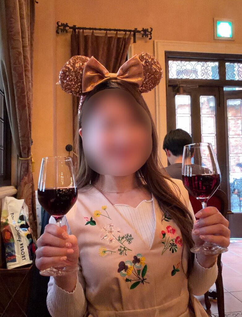 リストランテ・ディ・カナレットで赤ワイン2種類を飲み比べする様子。東京ディズニーシー25周年の記念に、ランゲ ネッビオーロとキャンティを楽しみながら大人ディズニーを満喫したひととき。