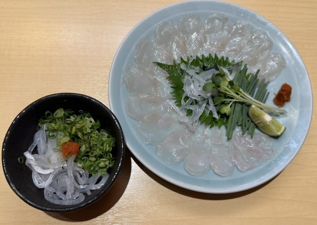 とらふぐ亭の国産泳ぎとらふぐコースの泳ぎてっさと皮刺し。
